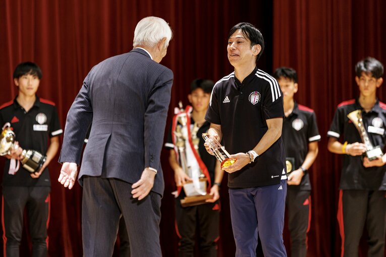 第56回全日本大学駅伝、表彰式での國學院大チーム　©Kiichi Matsumoto