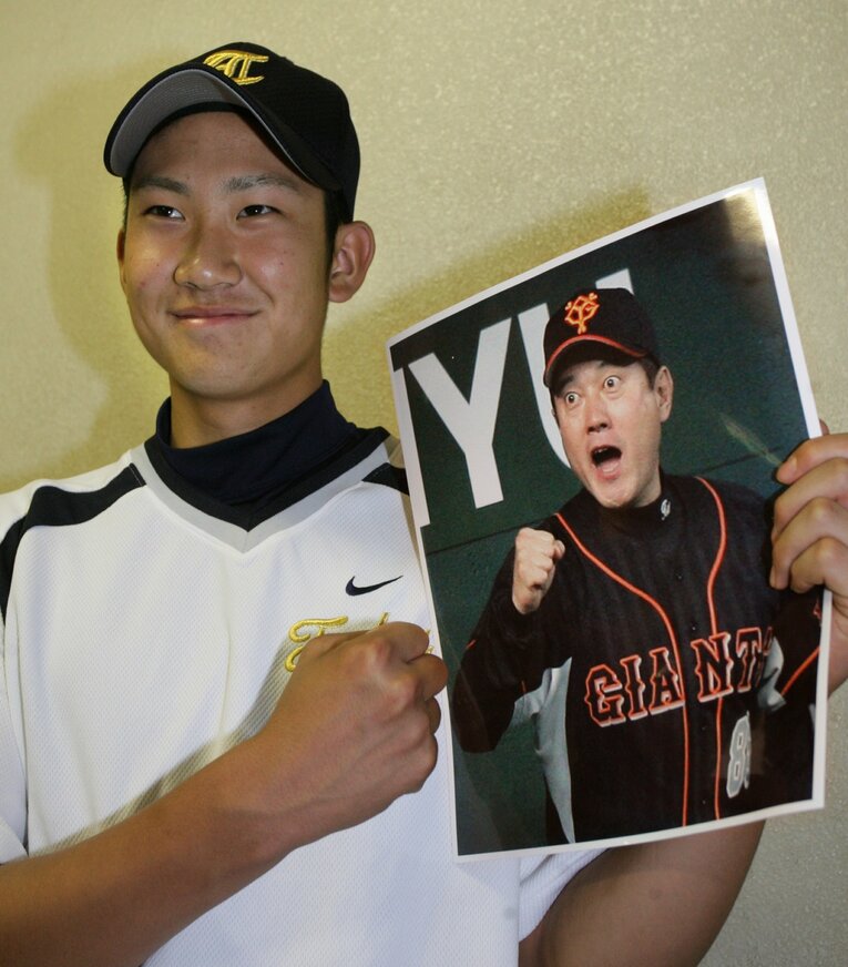 東海大相模高時代、原監督の拡大写真を持つ菅野　(C)Sankei Shimbun