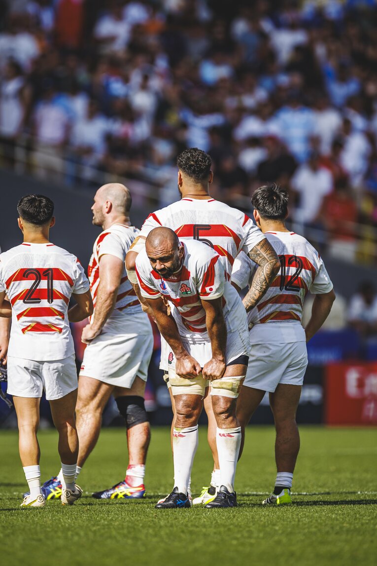 ピッチを見つめるリーチ　©Kiichi Matsumoto