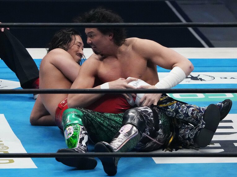 グラウンドの攻防を展開する辻陽太とジェイク・リー　©Essei Hara