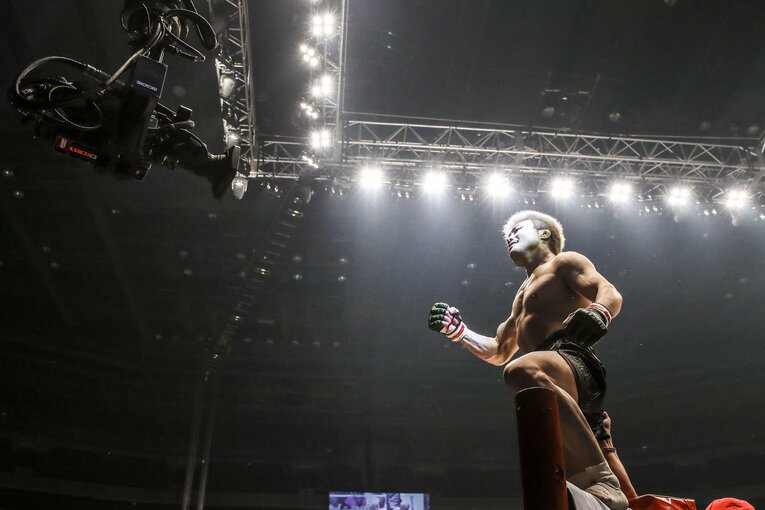 コーナー上で誇らしげにポーズをとる五味　©RIZIN FF Susumu Nagao