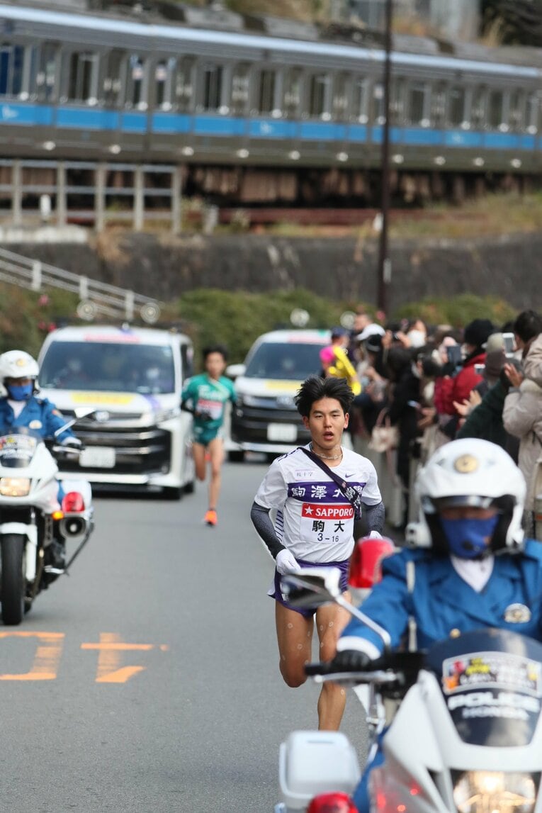 5区・山川、青学の脇田幸太朗をスタート直後に突き放す　©JMPA