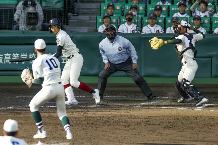 準決勝・大阪桐蔭戦の8回表、1死一塁の場面で二盗を阻止する捕手・堀　©KYODO