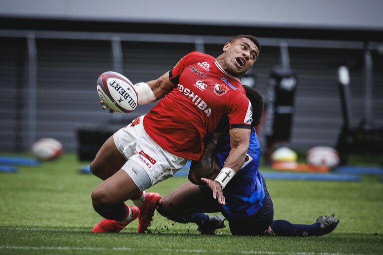 ジョネ・ナイカブラ（左）の独走を許すまいと飛びつくマリカ・コロインベテ。しかし、ジャージの首元に手がかかったことでシンビンを受ける（1/3枚）　©︎Kiichi Matsumoto