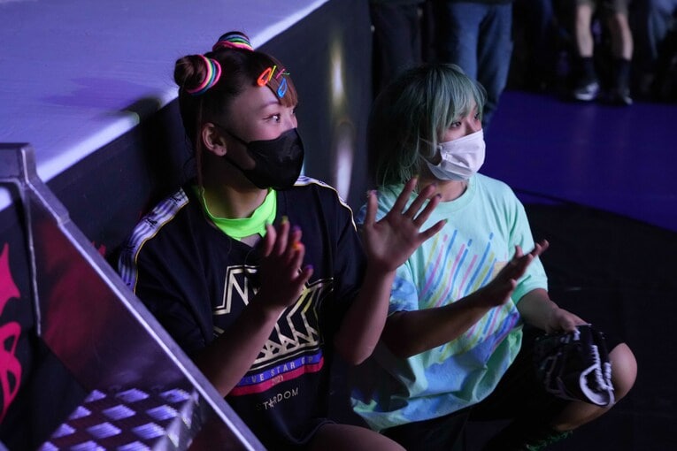 9月11日、プロレスデビューを発表したフワちゃんと岩谷麻優のセコンドにつく