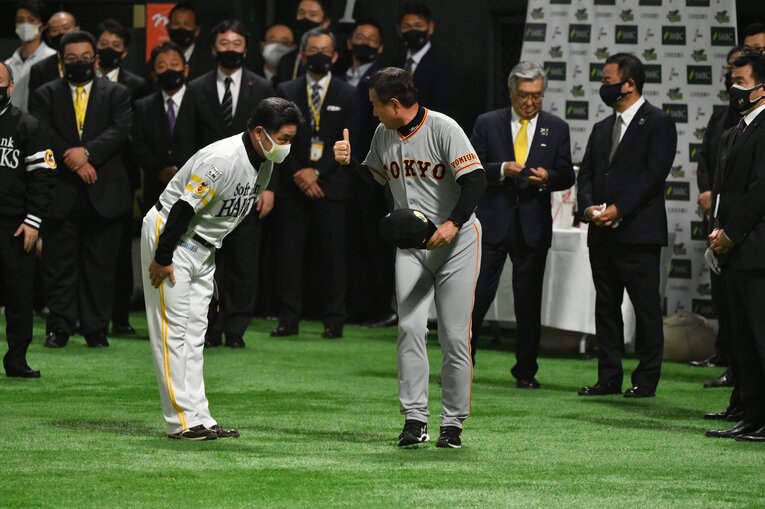 試合後に挨拶する工藤監督と原監督　(C)Hideki Sugiyama