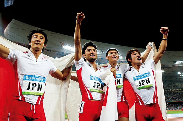 北京五輪陸上男子4×100mリレーでアンカーとして駆け抜けた朝原宣治（左）。彼らの走りと、蓄積したデータがリオ五輪の銀メダルにつながった。 ／ photograph by Naoki Nakanishi/JMPA