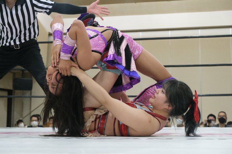 “中学生レスラー”の華麗な飛び技…「一番緊張した」チャンピオンとの一騎打ちで美蘭が見せた“成長の証”　受験勉強との両立が今後の悩み？(32)