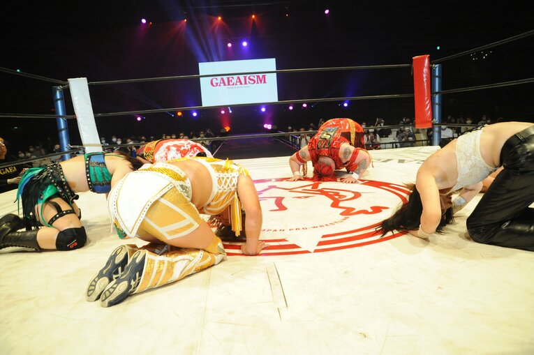 試合後は円陣で礼がGAEA流　©Marvel Compony