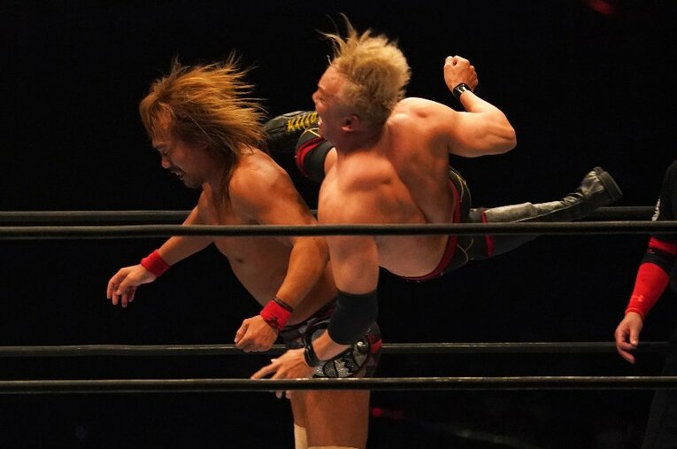 オカダ・カズチカは内藤哲也に延髄斬りを見舞い、レインメーカーでIWGPヘビー級王座V4を達成。しかし試合後、ジェイ・ホワイトの襲撃を受けてKOされた ／ photograph by Essei Hara