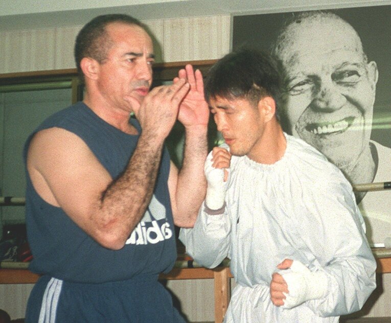 1998年、井岡弘樹のトレーナー時代のサラス（大阪で）　©Sankei Shimbun