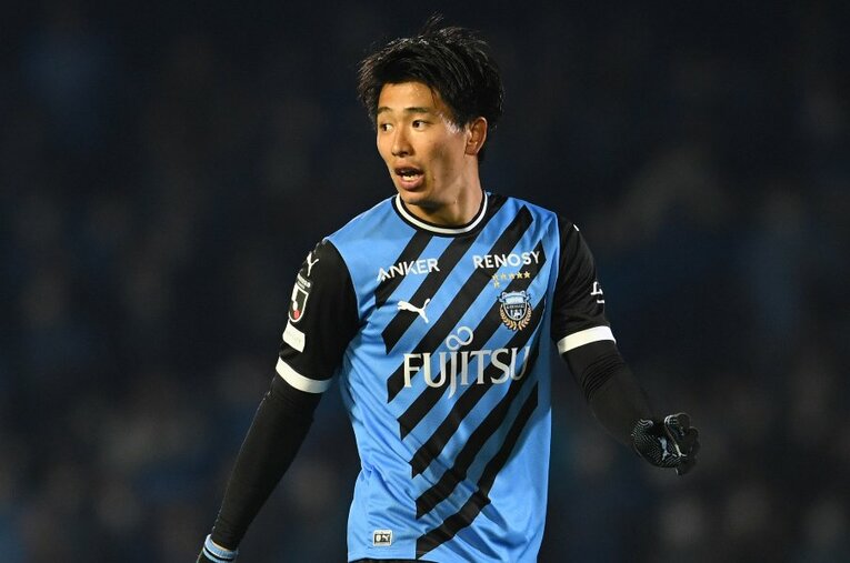 U-18時代はトップ昇格を逃すも、桐蔭横浜大学を経て川崎Fに“帰還”したFW山田新。同じく大卒組である三笘薫から、激励の言葉をかけられていた ／ photograph by Masashi Hara/Getty Images