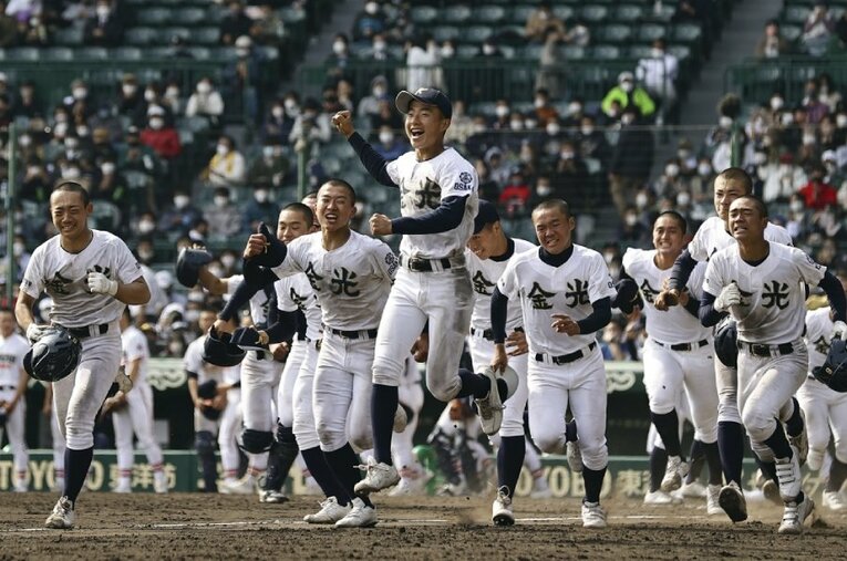 初のベスト8に進出した金光大阪。同校の「臨時コーチ」で元中日・吉見一起さんが語るチームの成長、大阪桐蔭の強さとは ／ photograph by KYODO