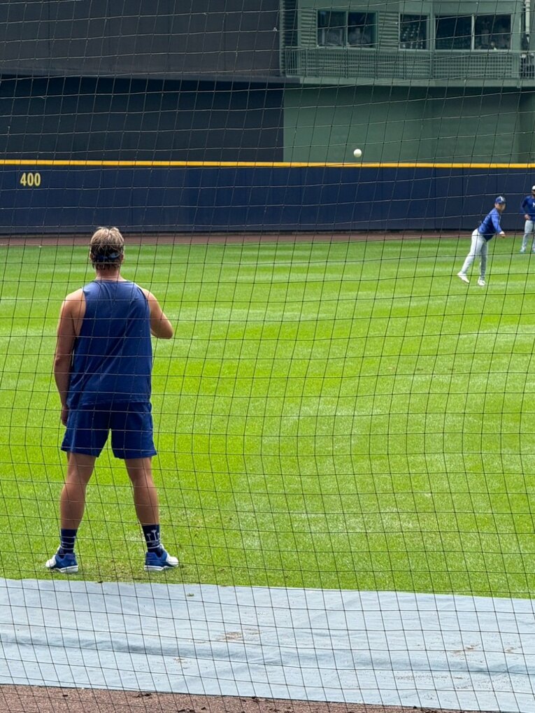 キャッチボールに励むカーショーと山本　©Naoyuki Yanagihara