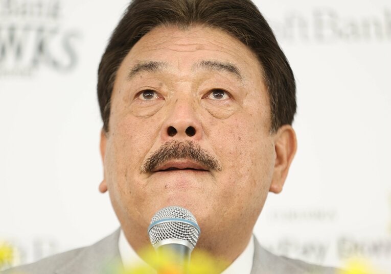 10月17日、退任会見で目を潤ませる藤本前監督。球団から発表された退任のリリースは、CS敗退後、わずか1時間22分後だった　©JIJI PRESS