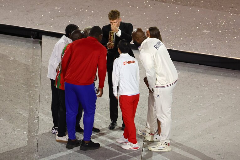 聖火はバッハ会長と各大陸アスリートでフーッと消した　©Getty Images