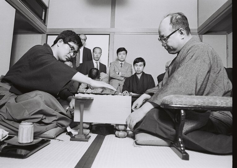 1972年、中原誠との対局　©BUNGEISHUNJU