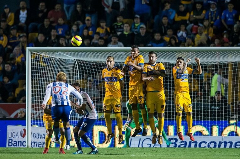 本田がパチューカで叩き込んだ無回転FK ／ photograph by Getty Images