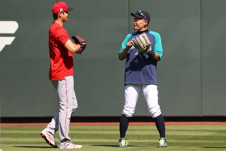 試合前に談笑する大谷とイチロー