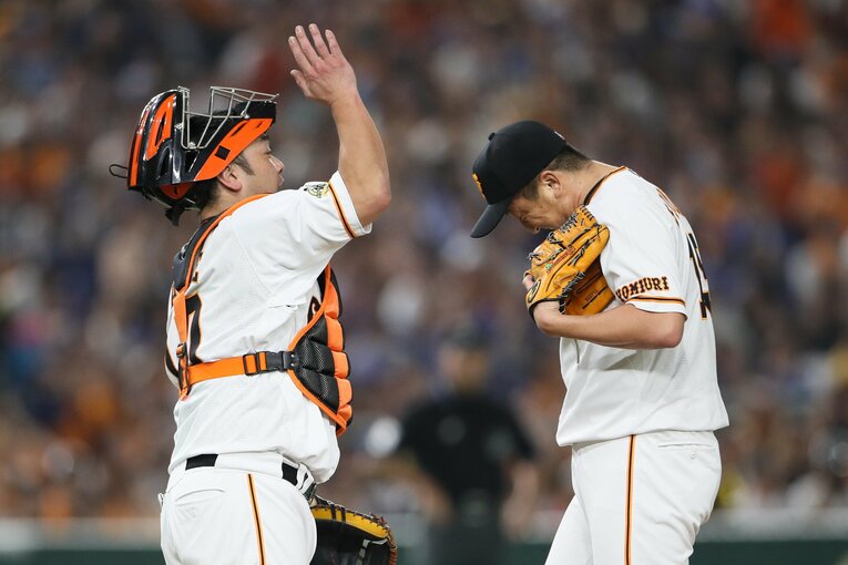 阿部慎之助と澤村拓一バッテリー。マウンドに駆け寄った阿部が…（1枚目／2019年9月、阿部慎之助の「本拠地最終戦」）　©JIJI PRESS