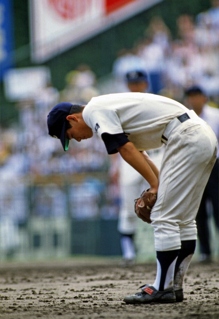 1984年、夏の甲子園。取手二に打たれ、うなだれる桑田　©AFLO