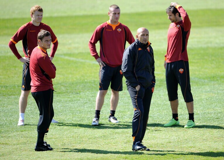 スパレッティ体制のローマ。トッティ（左）、デロッシ（後方中央）らを中心にした「ゼロトップ」がイタリア、欧州戦線で猛威を振るった　©AFP/JIJI PRESS