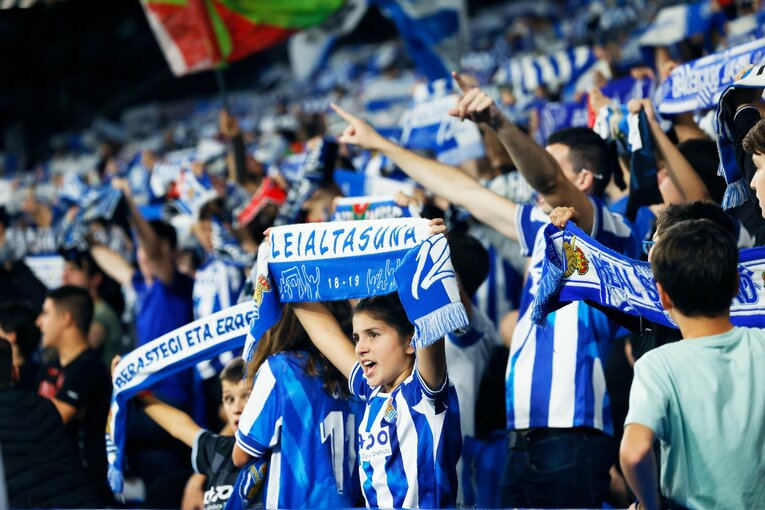 “クボコールに応えるヘディングアシスト”だけでない久保建英の強み 「自信に満ちる右サイドでの落ち着き」をELで撮った(43)