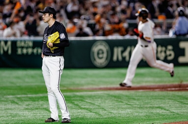 巨人・岡本和真（右）に今季初ホームランを打たれたロッテ・佐々木朗希 ／ photograph by Kiichi Matsumoto