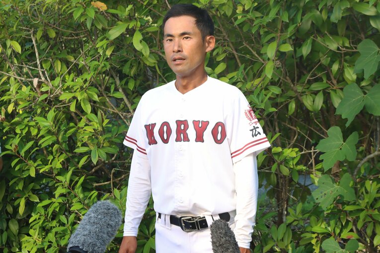 広陵の松本健吾監督（34歳）。中井哲之前監督の後任として野球部を率いる　©JIJI PRESS