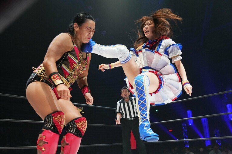 ジャンピングキックを里村明衣子に叩き込む荒井優希　©Essei Hara