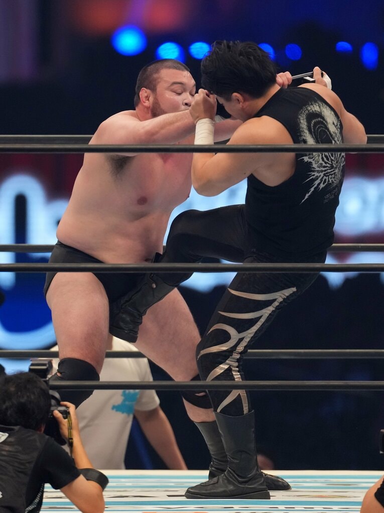 成田蓮に急所を狙われるウルフアロン　©Essei Hara