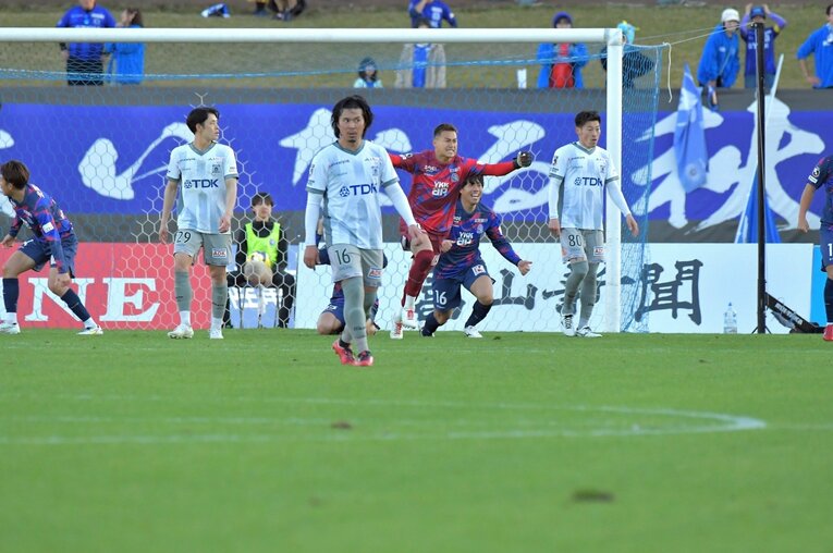 昨季のJ2最終節で奇跡の残留を果たしたカターレ富山。試合終了の瞬間　©KATALLER TOYAMA