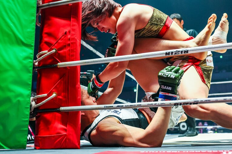 テイクダウンに成功し追撃する大島と、ガードするケイト　©RIZIN FF Susumu Nagao