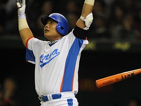 韓国の主砲”キム・テギュン、「日本野球経由メジャー行き」の不安。 - プロ野球 - Number Web - ナンバー