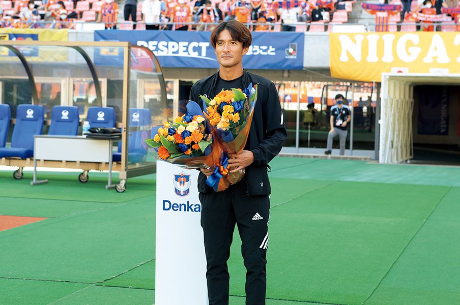 《現役引退》田中達也39歳は“自分を大ケガさせた相手”を決して責めなかった「体の限界までボールを追い掛けることができた僕は幸せ」<Number Web> photograph by ALBIREX NIIGATA