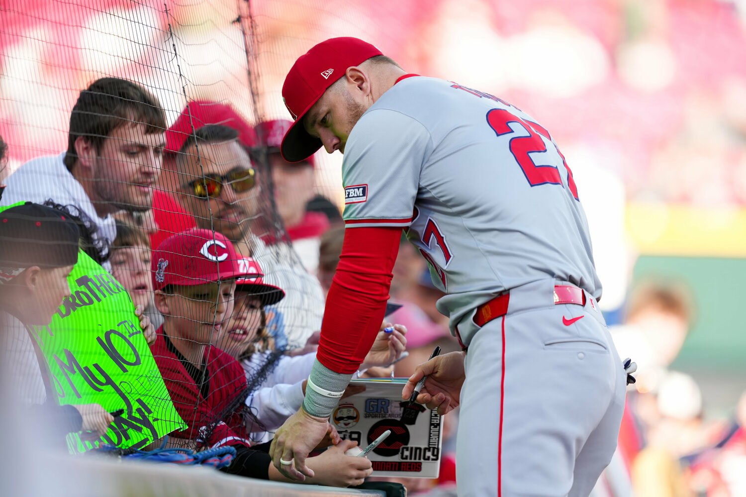 ファンの子どもたちにサインするマイク・トラウト ©Getty Images