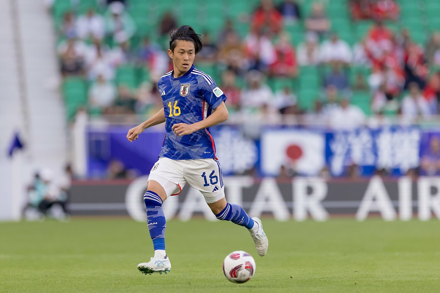 インドネシア戦で先発した毎熊晟矢。堂安律らとスムーズな連携を披露した　©Getty Images