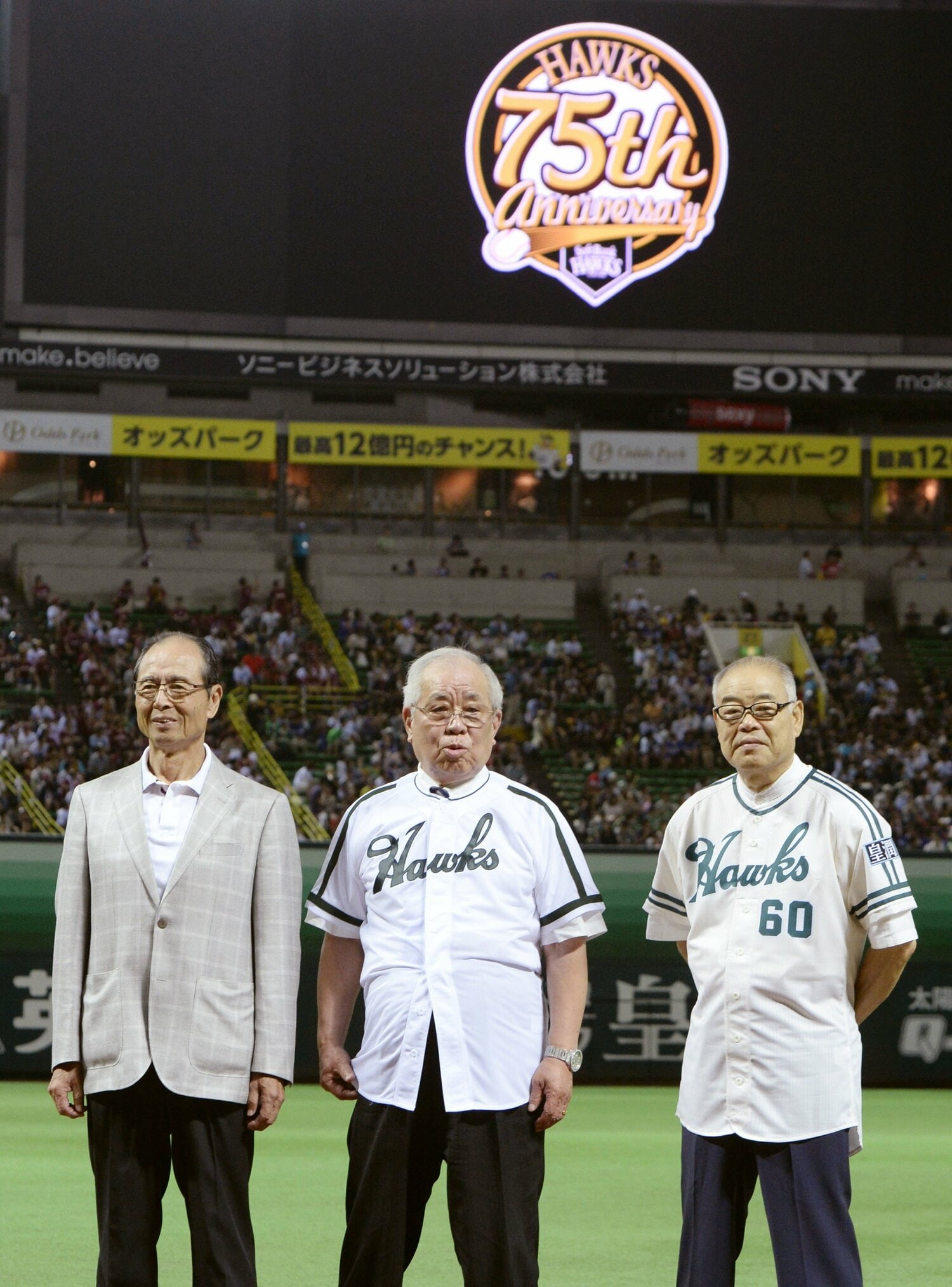 2013年8月、「LEGEND HAWKS」のセレモニーで。右から門田博光、野村克也、王貞治 ©KYODO