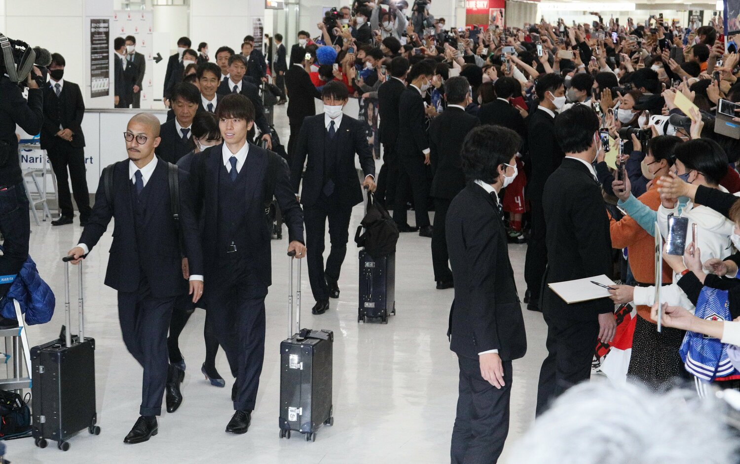 帰国時の前田大然、田中碧ら　©JIJI PRESS