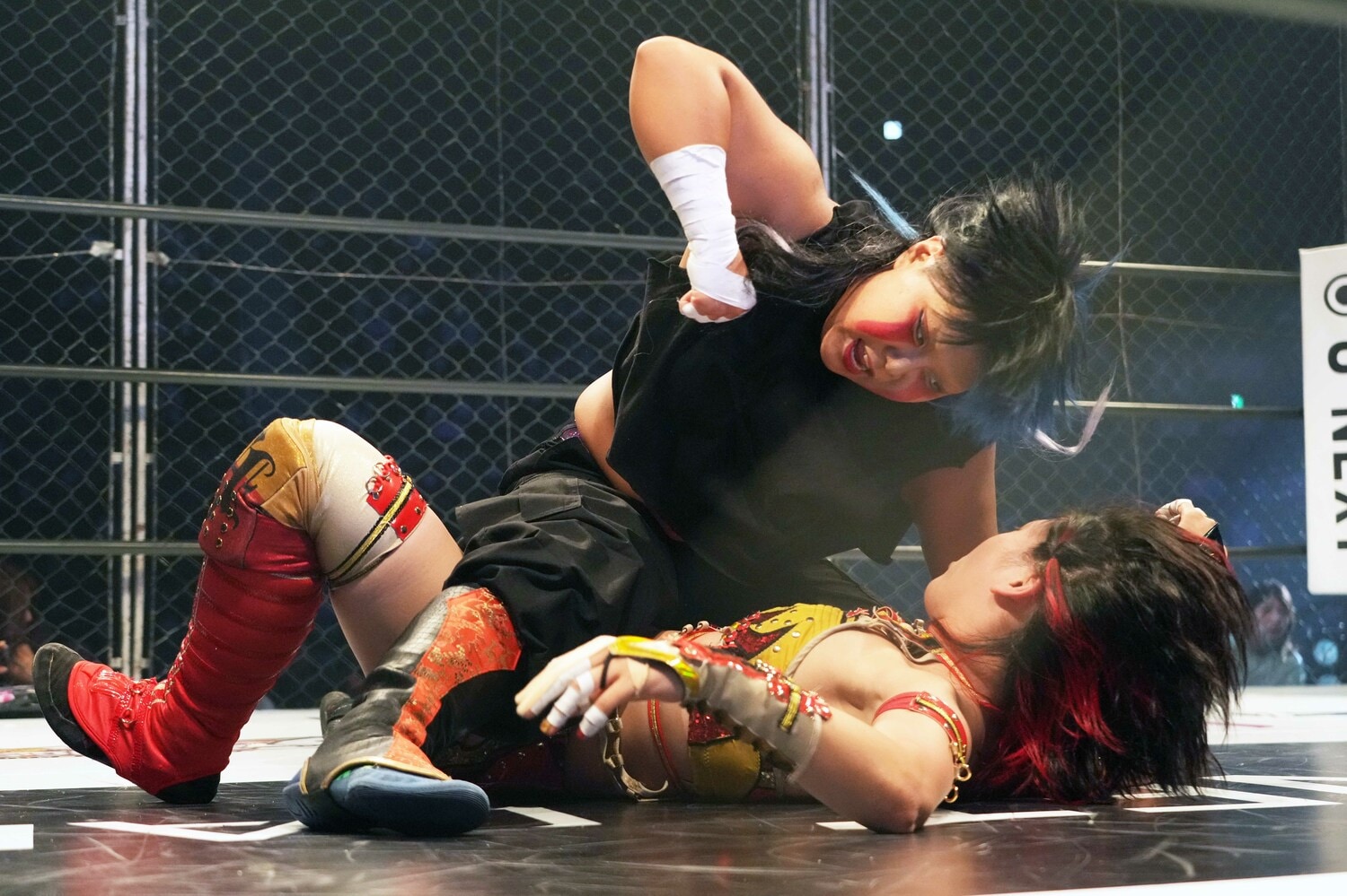 林下詩美にマウントパンチを放つ刀羅ナツコ（クリックすると「この記事の写真」に飛びます。流血等の過激な写真を含みますのでご注意ください）