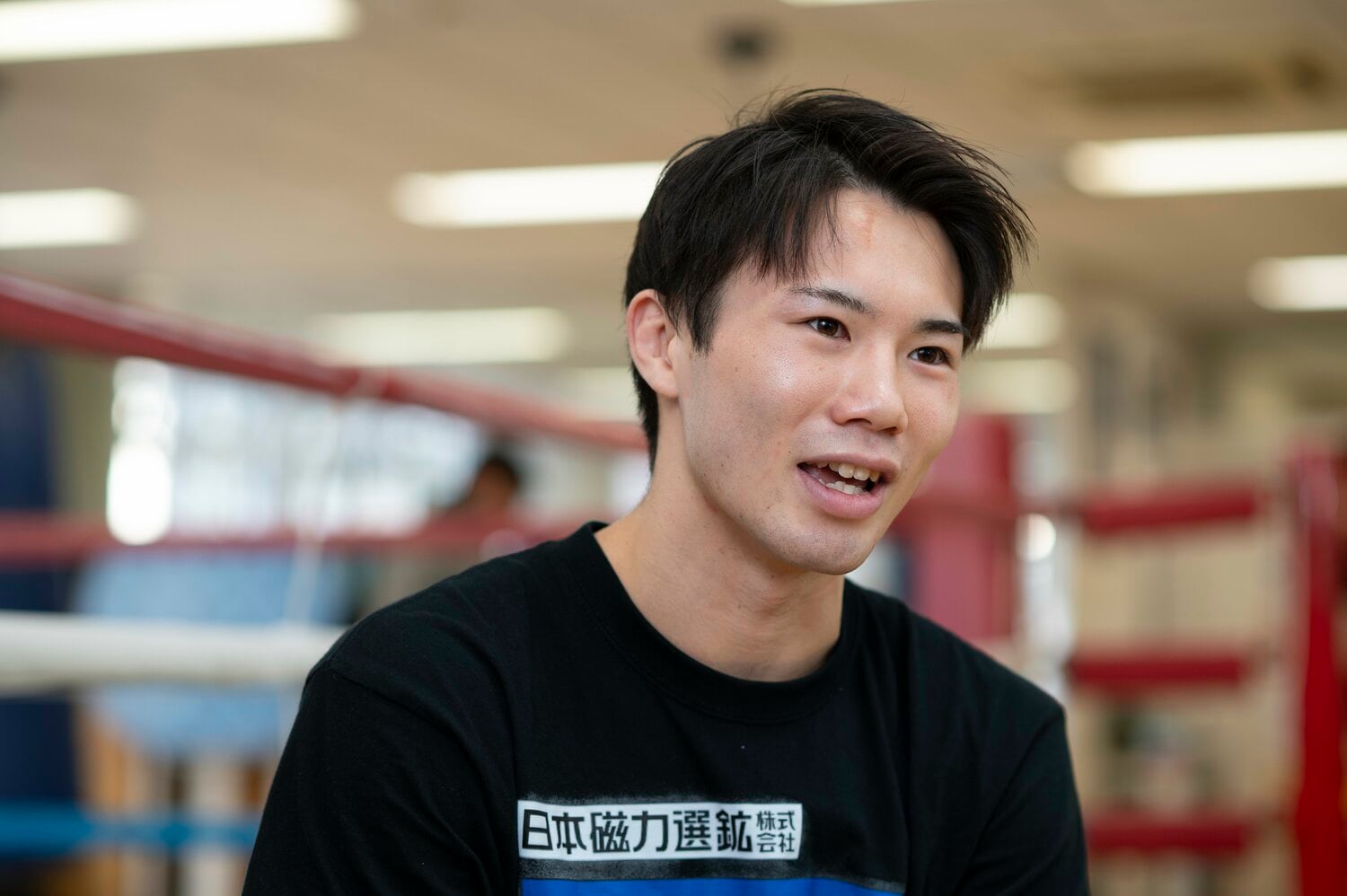 大橋ジムにて井上とのスパーの経験を語る原田周大 ©Tadashi Hosoda
