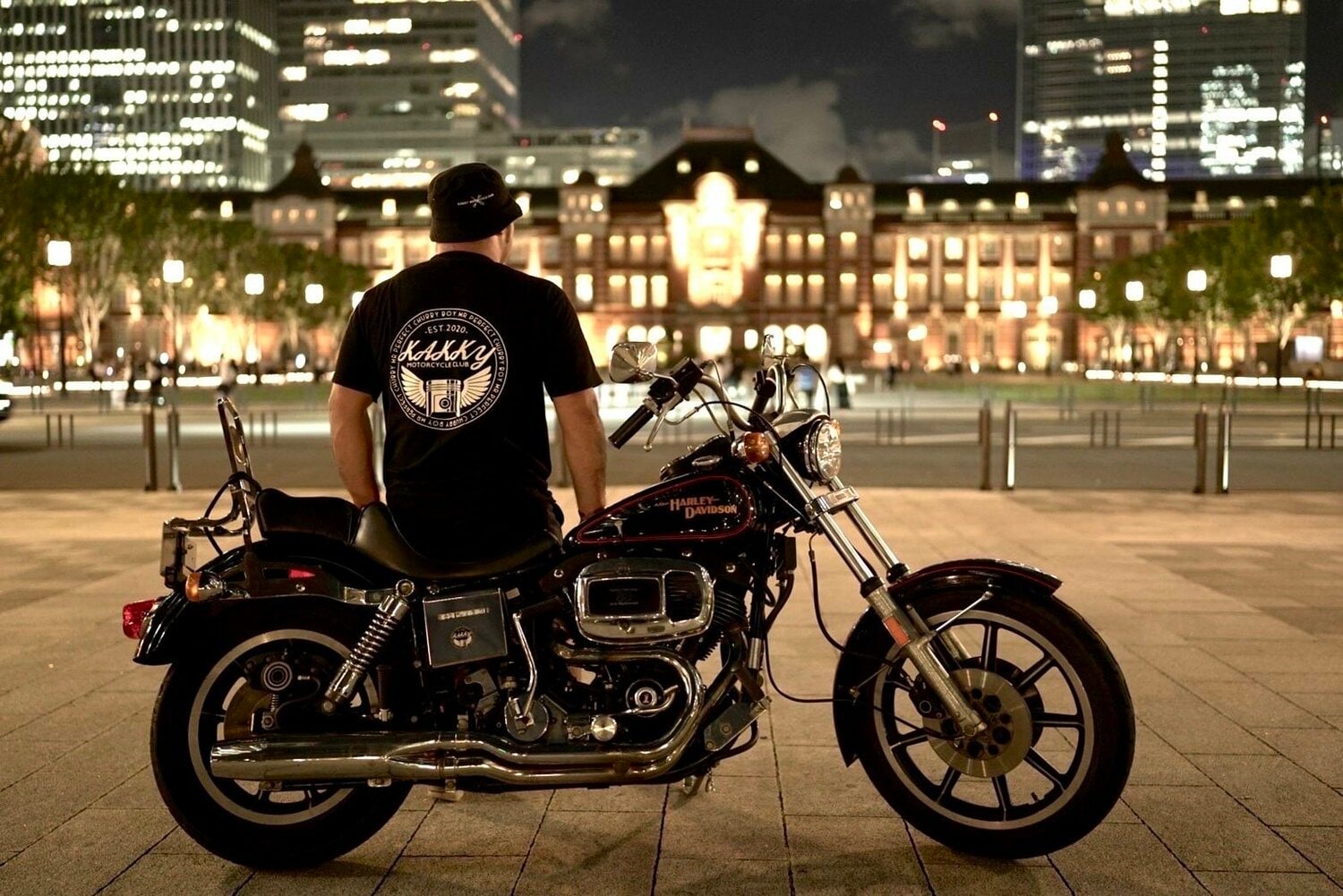 趣味のバイクが高じて、アパレルも展開する垣永（本人提供）