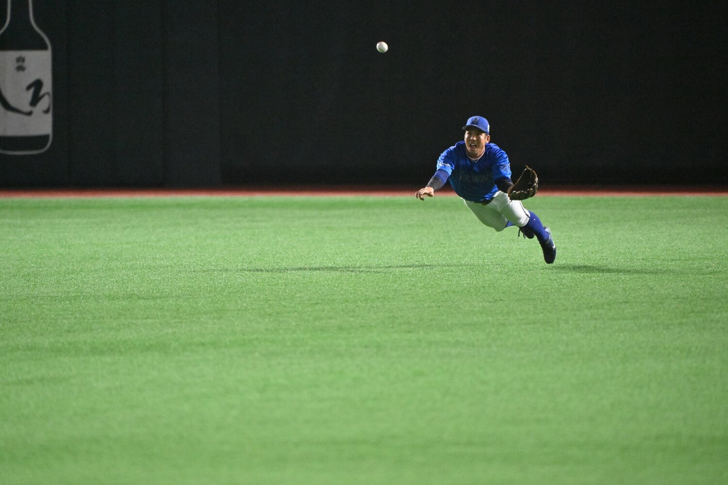 日本シリーズ第3戦、桑原の神ダイブからのスーパーキャッチ（1枚目／全3枚中）　©︎Hideki Sugiyama