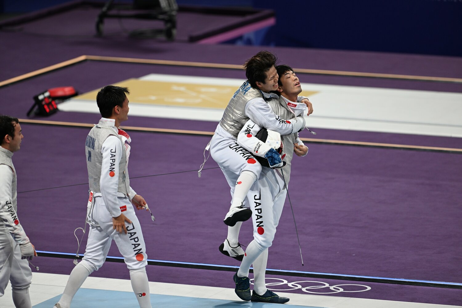 準決勝でフランスに勝利し、敷根崇裕に飛びついて喜びを爆発させる飯村一輝　©Naoya Sanuki/JMPA