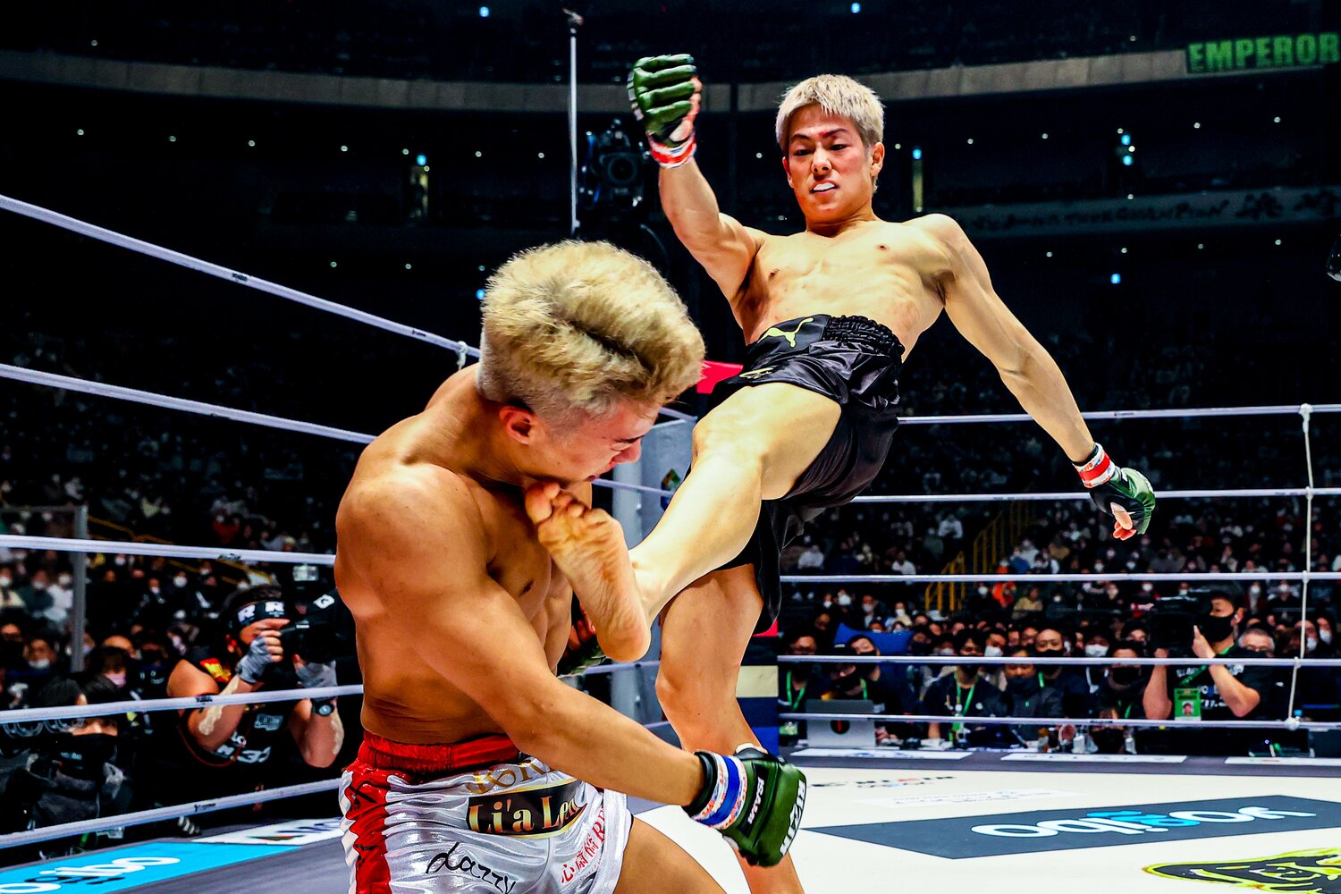 三浦孝太がデビュー戦で披露したサッカーボールキック　©RIZIN FF Susumu Nagao