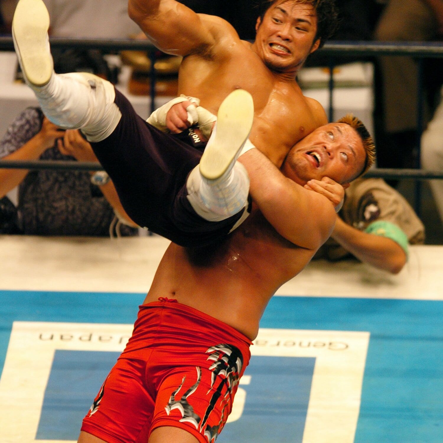 棚橋弘至にバックドロップを放つ天山広吉。2004年8月15日、両国国技館 ©Masashi Hara