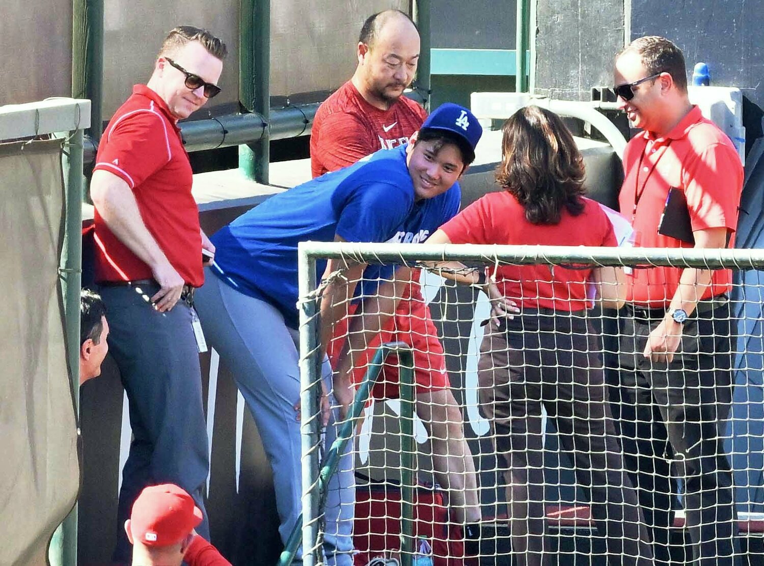 9月のエンゼルス戦。ブルペンでの練習を終え、エンゼルスの関係者らと談笑するドジャース大谷翔平　©JIJI PRESS