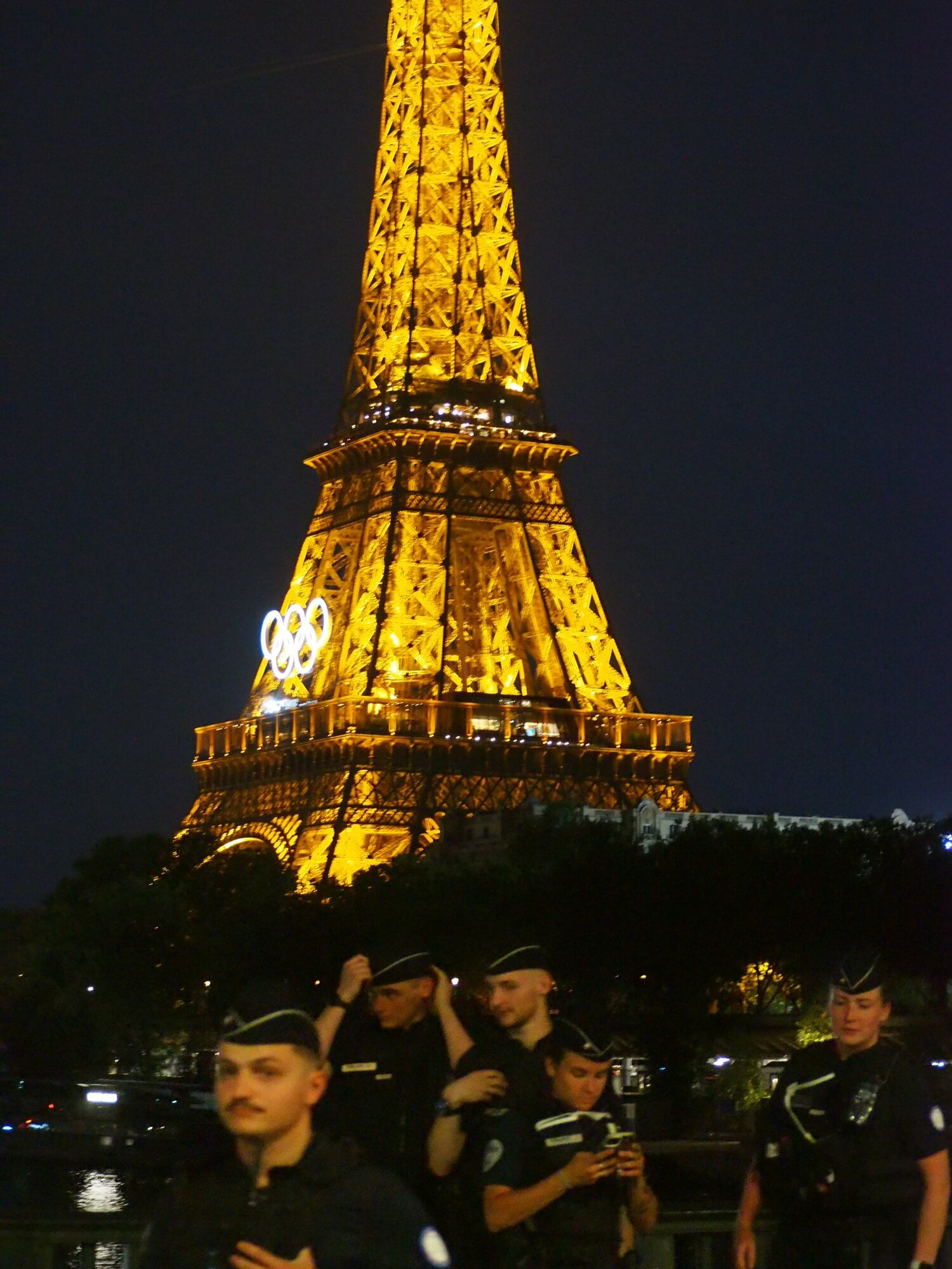 エッフェル塔をバックに撮影を行う警察官たち ©Yu Saito