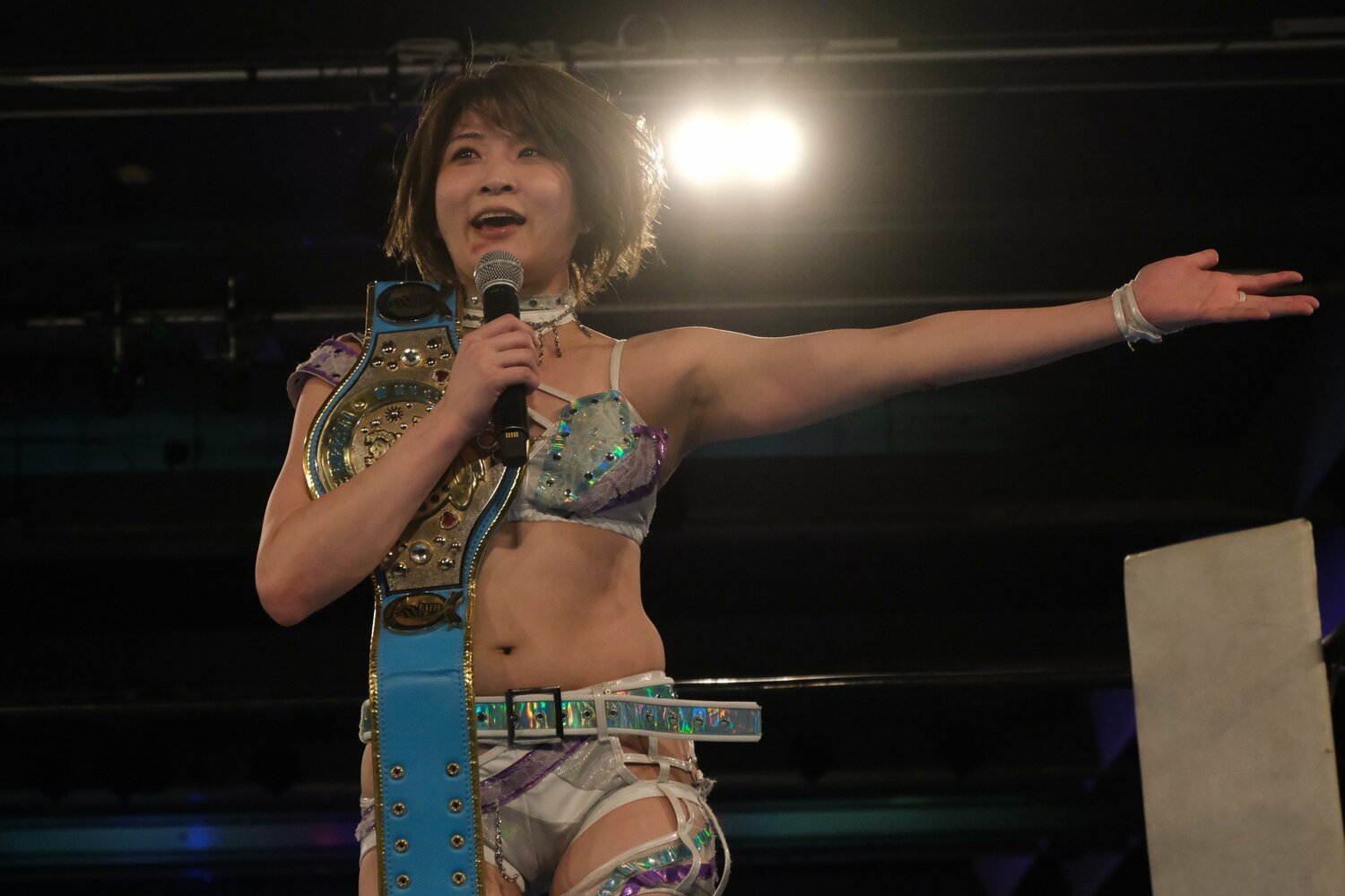 勝った安納は会場のアイドルファンにもアピール