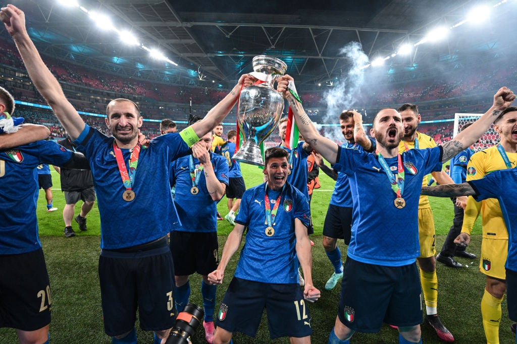 EURO2020制覇して大喜びのキエッリーニとボヌッチ。カタールW杯で観られないのがつくづく残念だ　©Getty Images